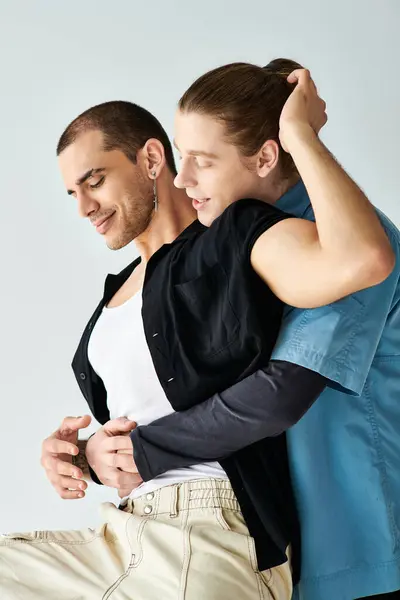 Tierno Momento Entre Dos Hombres Mientras Abrazan — Foto de Stock