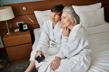 Yaşlı bir lezbiyen çiftin aşkı yatakta paylaştığı hassas bir an.