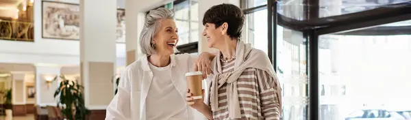 Ett Ömt Ögonblick Mellan Ett Kärleksfullt Äldre Lesbiskt Par Som — Stockfoto