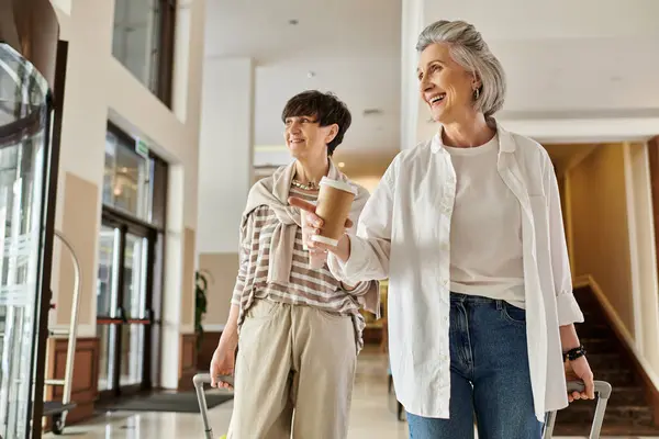 Senior Lesbiska Par Njuta Lugn Promenad Hotellets Lobby — Stockfoto