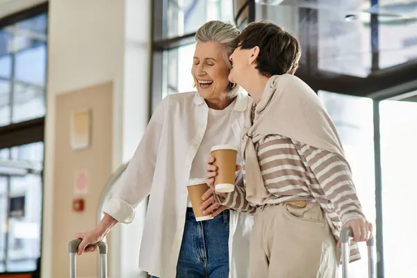 Due Donne Lesbiche Anziane Possesso Bagagli Sorseggiando Caffè — Foto Stock