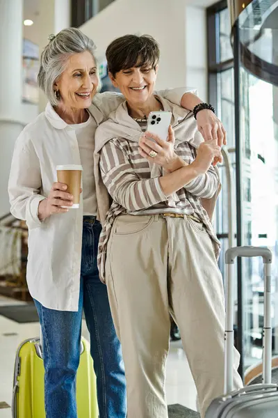 Due Donne Lesbiche Anziane Stanno Con Bagagli Nella Hall Hotel — Foto Stock