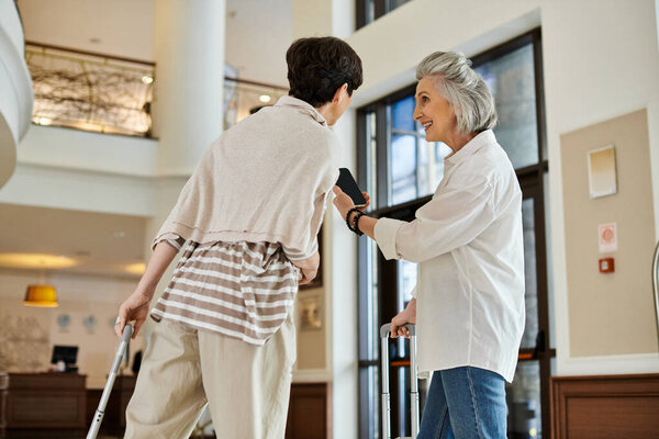 Старшая лесбийская пара проявляет заботу и сострадание.