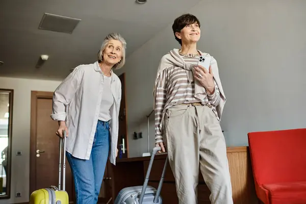Ein Älteres Lesbisches Paar Umarmt Neben Seinem Gepäck — Stockfoto