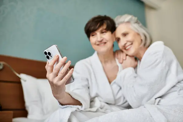 Elderly Women Capturing Moment Her Cell Phone — Stock Photo, Image