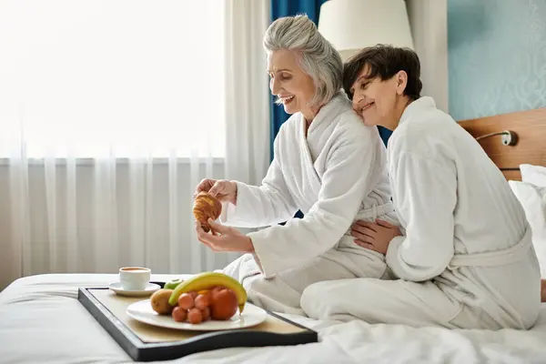 Starsza Para Lesbijek Ciesząca Się Spokojną Chwilą Siedząc Razem Łóżku — Zdjęcie stockowe