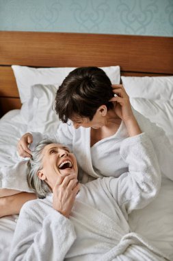 Yataktaki yaşlı lezbiyen çift arasındaki sevgi.