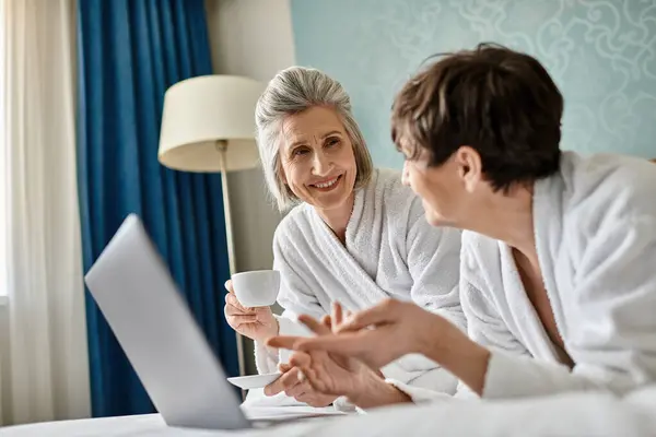 Senior Lesbian Couple Sharing Conversation Cozy Hotel Room — Stock Photo, Image