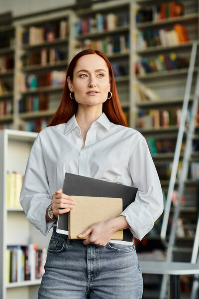 Рыжая женщина, занимающаяся репетиторством после школы, в уютной библиотеке.