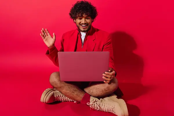 Homem Traje Vibrante Sentado Chão Envolto Trabalho Laptop — Fotografia de Stock