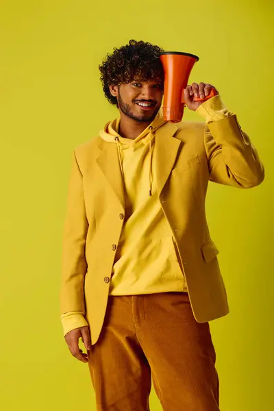 Schöner Indischer Mann Gelber Jacke Posiert Mit Rotem Megafon — Stockfoto