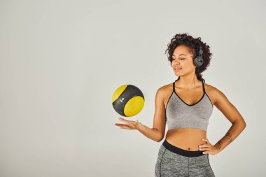 Aktif görevde olan kıvırcık Afrikalı Amerikalı sporcu güçlü ve dengeli görünüyor..