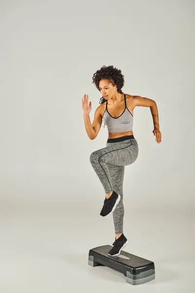Curly Afro American Sportswoman Activewear Gracefully Works Out Stepper Studio — Stok Foto