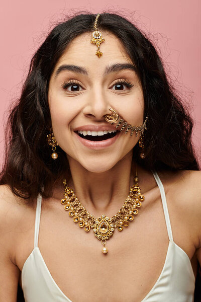 Живая леди демонстрирует изысканные золотые украшения