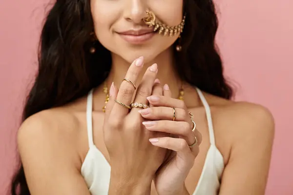 Indian Woman Showcasing Stunning Gold Ring Her Finger — Stockfoto