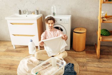 Genç adam çamaşır makinesinden etkilendi..