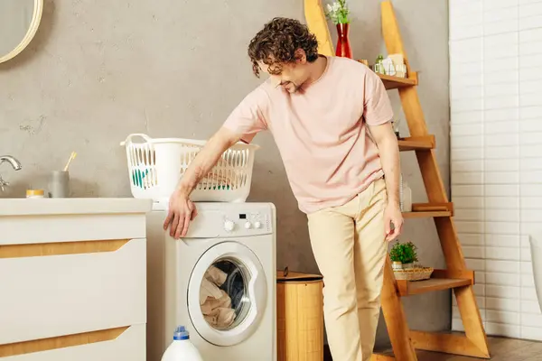 Elbiseli Yakışıklı Bir Adam Çamaşır Makinesinin Yanında Duruyor — Stok fotoğraf