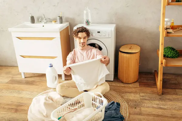Junger Mann Fasziniert Von Der Waschmaschine Stockbild