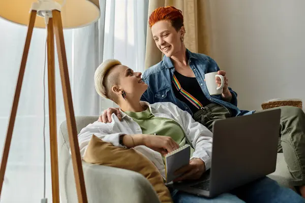 Two Lgbt Women Short Hair Sit Couch Engrossed Using Laptop — Foto de Stock