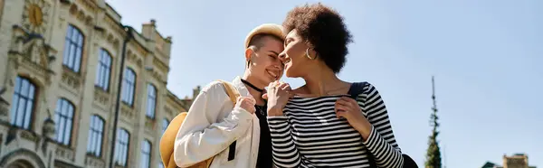 Дві Молоді Жінки Багатокультурна Лесбійська Пара Висловлюють Любов Поцілунком Вулиці — стокове фото
