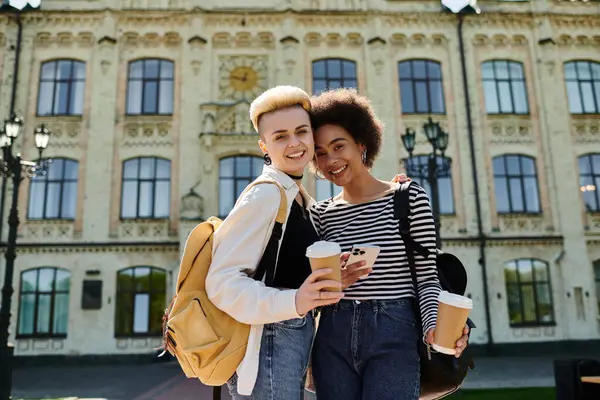 Two Young Women Stand Together Front Old Building Architectural Beauty — Foto de Stock