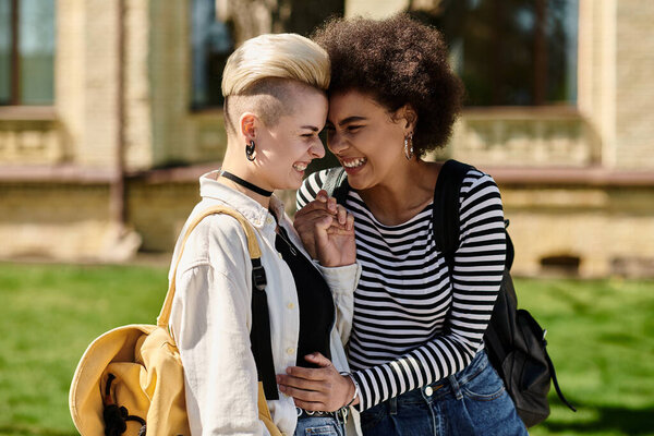 Две молодые женщины вступают в глубокую беседу, стоя в пышном парке, соединяясь на личном уровне.