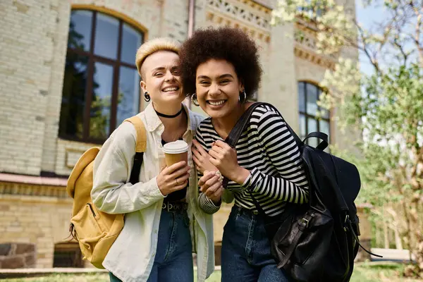 Multicultural Lesbian Couple Stylishly Dressed Standing Front University Building — Foto de Stock