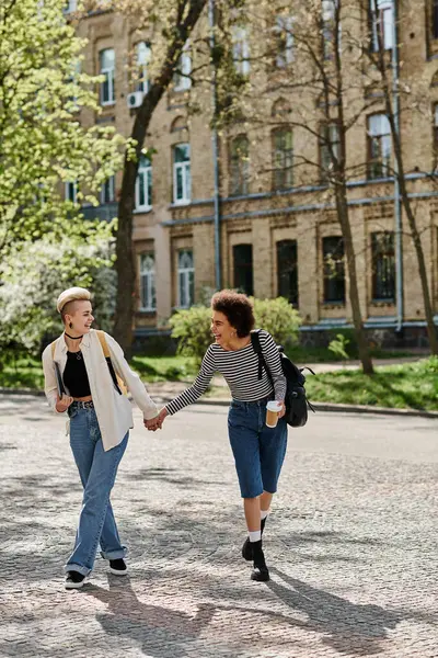 Дві Молоді Жінки Тримаючись Руки Йдуть Вулиці Кам Яниці Біля — стокове фото