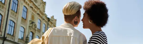 Two Stylish Black Women Share Tender Kiss Front University Building — 스톡 사진