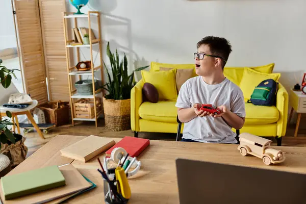Маленький Хлопчик Синдромом Дауна Столом Грає Іграшками Досліджує Ноутбук — стокове фото