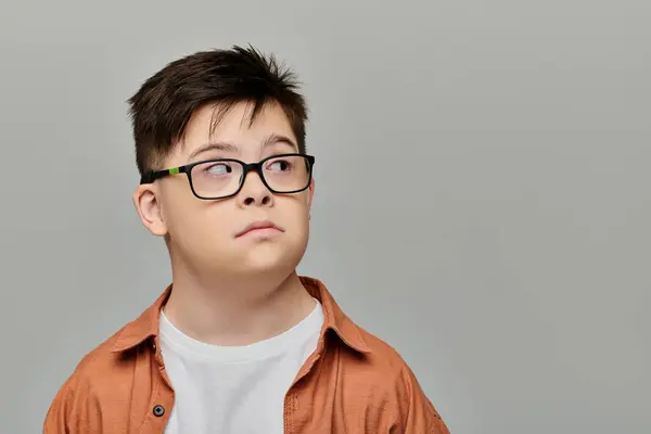 Niño Con Síndrome Con Gafas Fotos de stock
