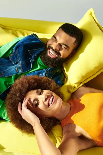 アフリカ系アメリカ人男性と女性がベッドの上に平和的に横たわり 親密さとつながりの穏やかな瞬間を示しています — ストック写真