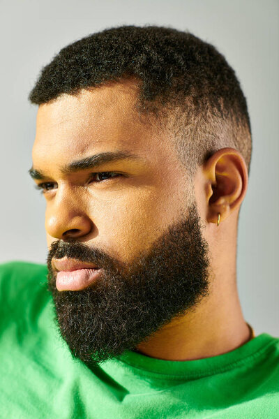 Крупный план человека с бородой, источающего душевный взгляд со сложными волосами на лице.