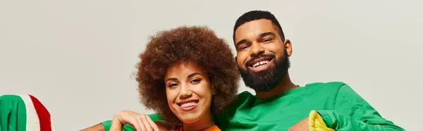 Ein Afroamerikanischer Mann Und Eine Afroamerikanische Frau Lebendiger Kleidung Posieren — Stockfoto