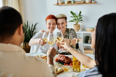 Çeşitli arkadaşlar yemek masasında şarap ve hikayeler paylaşır..