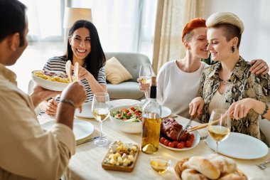 Çeşitli kadınlar yemek dolu bir masada birlikte yemek yemekten hoşlanırlar..