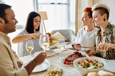 Çeşitli gruplar bir masada birlikte yemek yiyor..