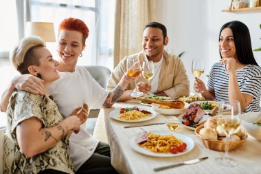 Çeşitli gruplar masanın etrafında lezzetli yemekler yerler..