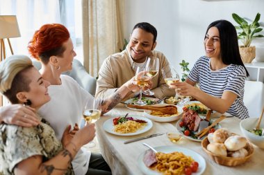 Çeşitli gruplar akşam yemeğinde birlikte yemek ve şarap içiyorlar..