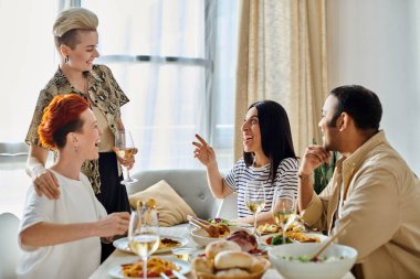 Masada birlikte yemek yiyen insanlar..