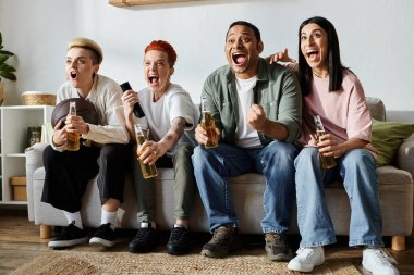 Sevgi dolu lezbiyen bir çift de dahil olmak üzere bir grup insan bir kanepede yan yana oturuyor..