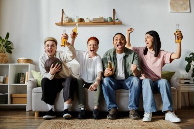 Çeşitli arkadaşlar ve sevecen lezbiyen çift rahat bir koltukta rahatça oturuyorlar..