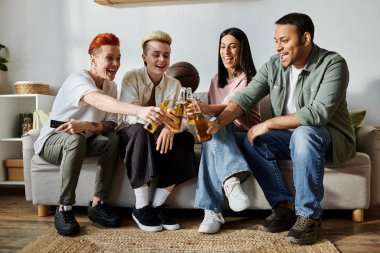 Çeşitli gruplar bir kanepede birlikte oturup kaliteli zaman geçirmenin tadını çıkarıyorlar..