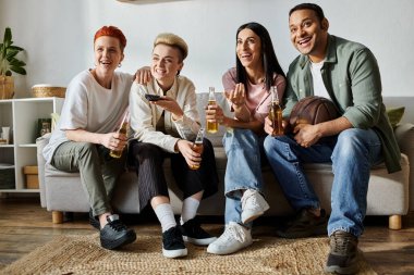 Çeşitli gruplar rahat koltuğun üstünde birlikte vakit geçiriyorlar..