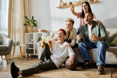 Çeşitli arkadaş grupları, sevecen lezbiyen bir çift de dahil, şık bir kanepede kaliteli zaman geçirmenin keyfini çıkarıyorlar..