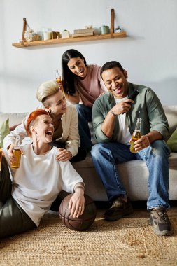 Sevgi dolu lezbiyen bir çift ve arkadaşları rahat bir kanepede oturuyor..