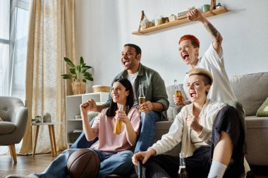 Sevgi dolu lezbiyen bir çift de dahil olmak üzere farklı arkadaş grupları rahat bir koltukta oturup eğleniyorlar..