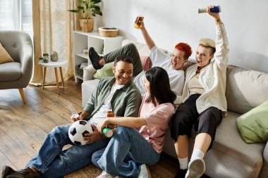 Sevgi dolu bir lezbiyen çift ve farklı arkadaş grupları bir kanepede yan yana oturuyor..