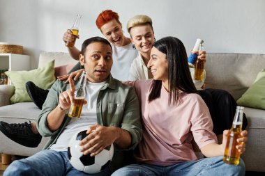 Çeşitli gruplar kanepenin üzerinde neşeyle dinleniyor..