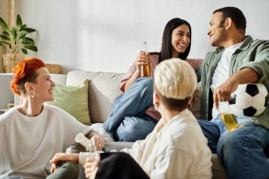 Çeşitli arkadaş gurubu bir kanepede birlikte rahatlıyor..